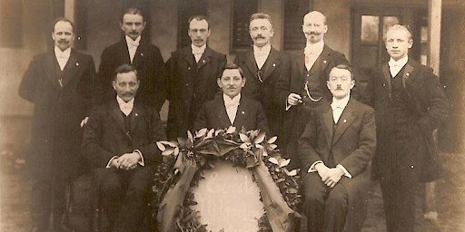 Sjoerd Boonstra zittend uiterst rechts met leden van Toneelvereniging Eendracht