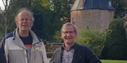 Frank te West (links) samen met werkgroeplid Benny Schuurman, in de tuin van Huis Bergh