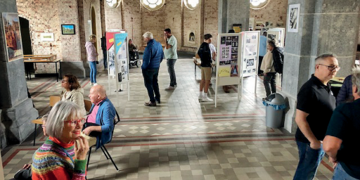 Bezoekers tentoonstelling op zondag 21 september 2025. Op de voorgrond mevrouw Ineke Lohmann en daarachter, zittend, haar man. (foto: Bennie Schuurman)