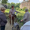 Op de foto gids Rob Jansen met wandelaars