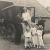 De bruiloft van Bertha Gasseling en Jan Peters op 25 juni 1946. De bruids- meisjes zijn Ans, Betsie en Thea Veenes.
